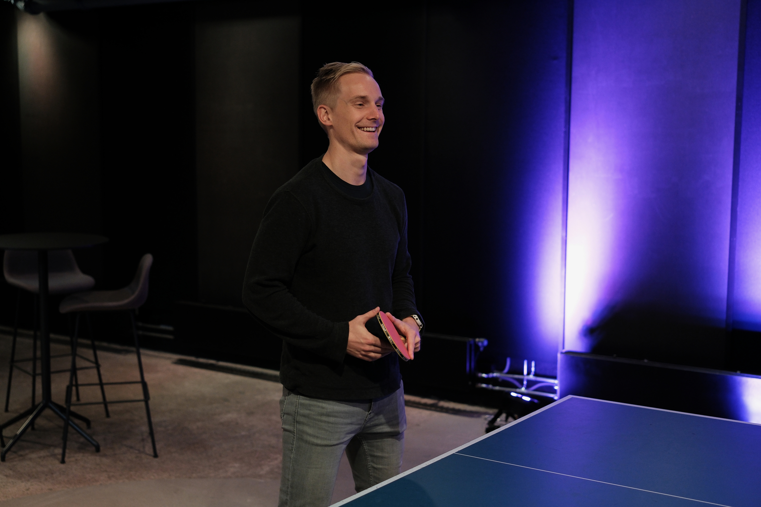 Mann som vinner pingpong.
