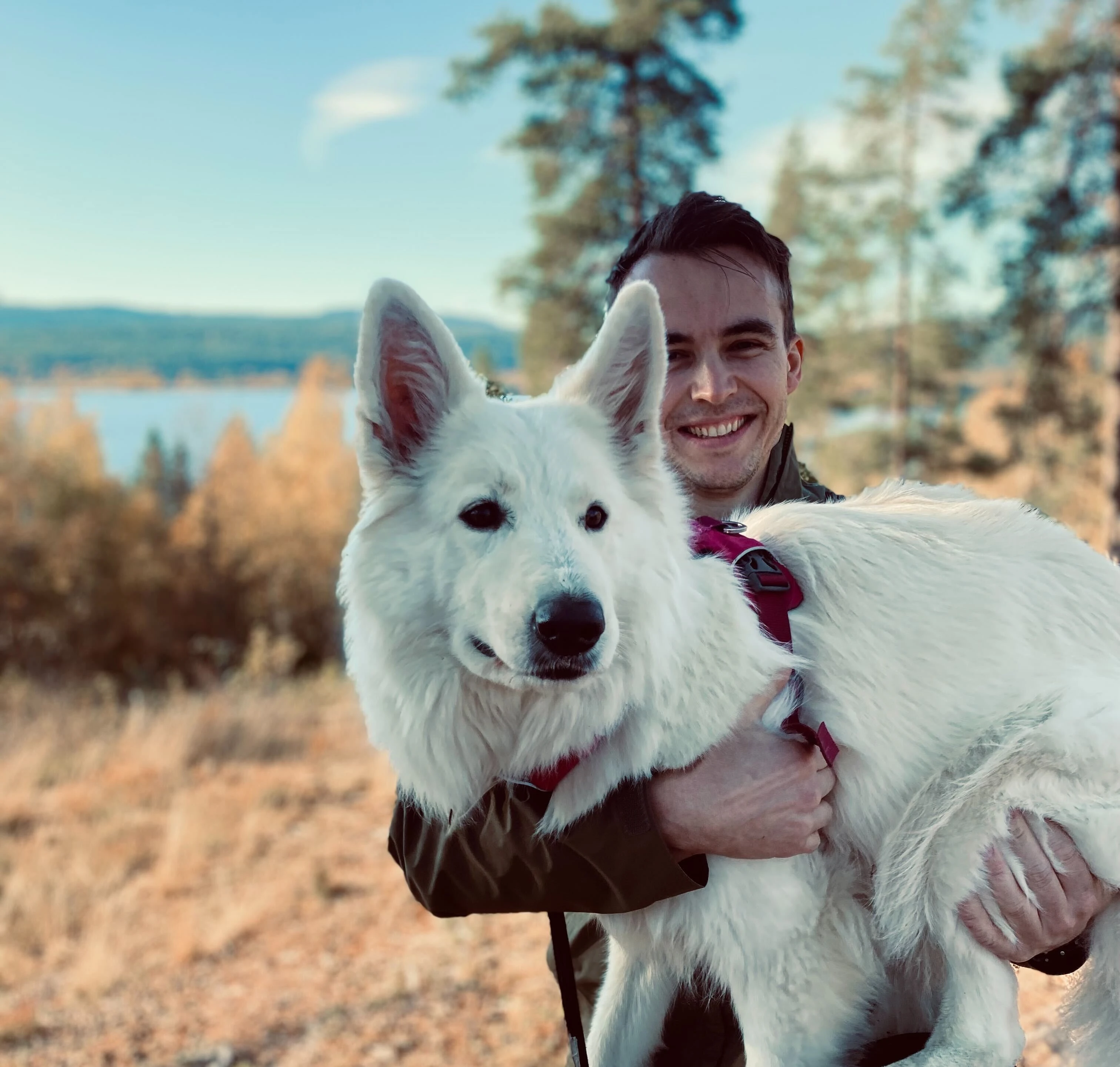 Mann nyter selskap med hund.